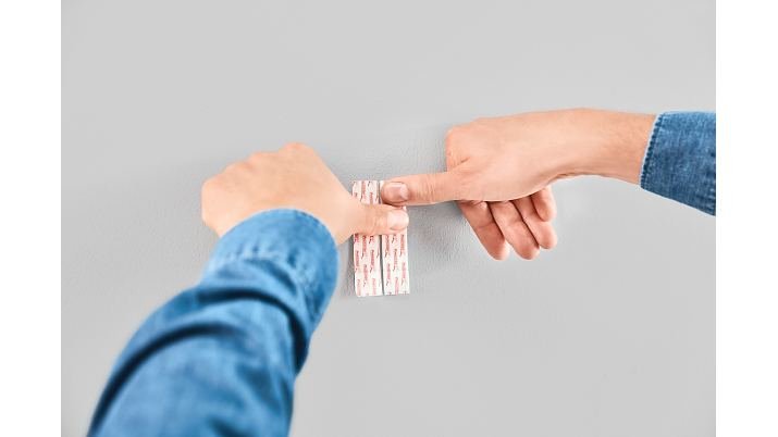 EAN 4042448537102 - TESA 77779 Interior Colgador Azul, Blanco 2 pieza(s) imagen 4