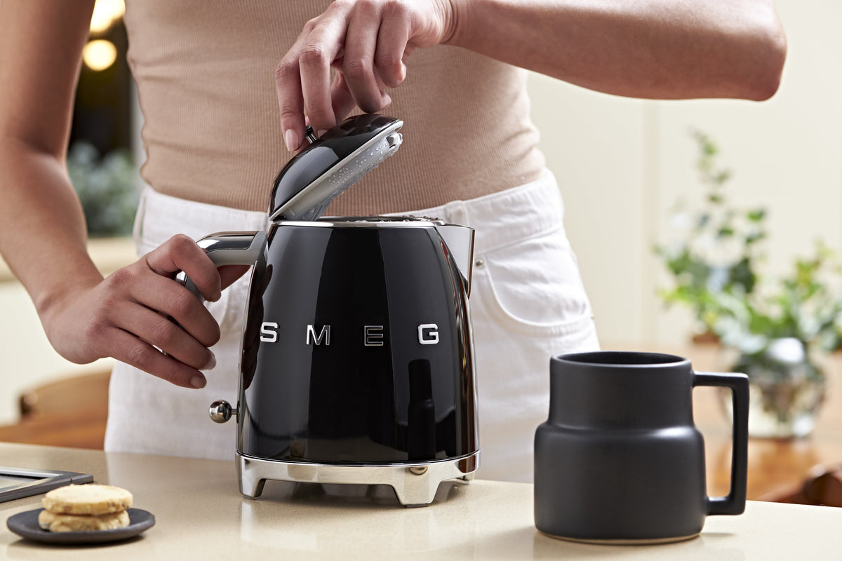 EAN 8017709302184 - Smeg KLF05BLEU tetera eléctrica 0,8 L 1400 W Negro imagen 17