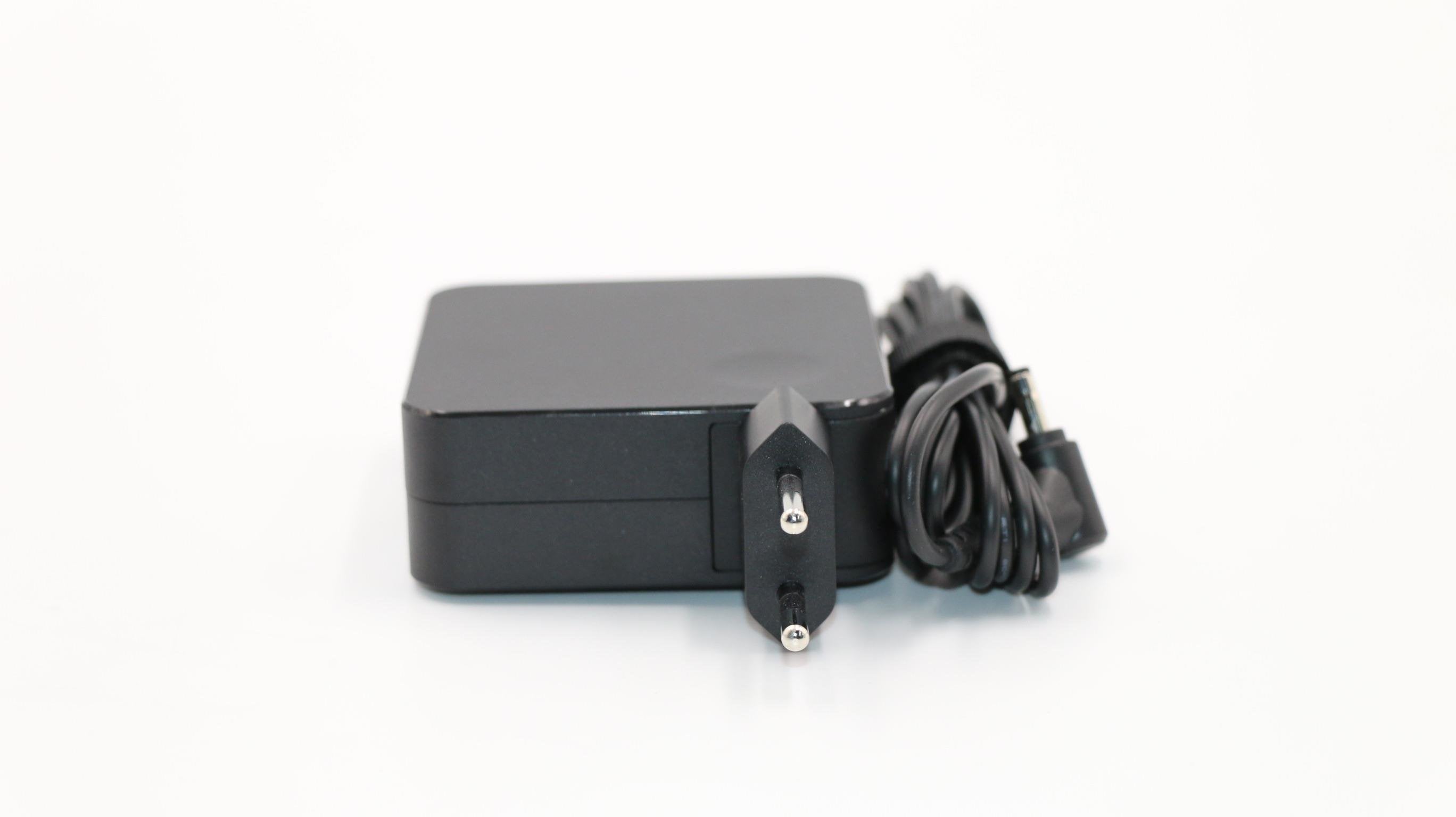 EAN 5706998656940 - Lenovo 01FR159 adaptador e inversor de corriente Interior 20 W Negro imagen 3