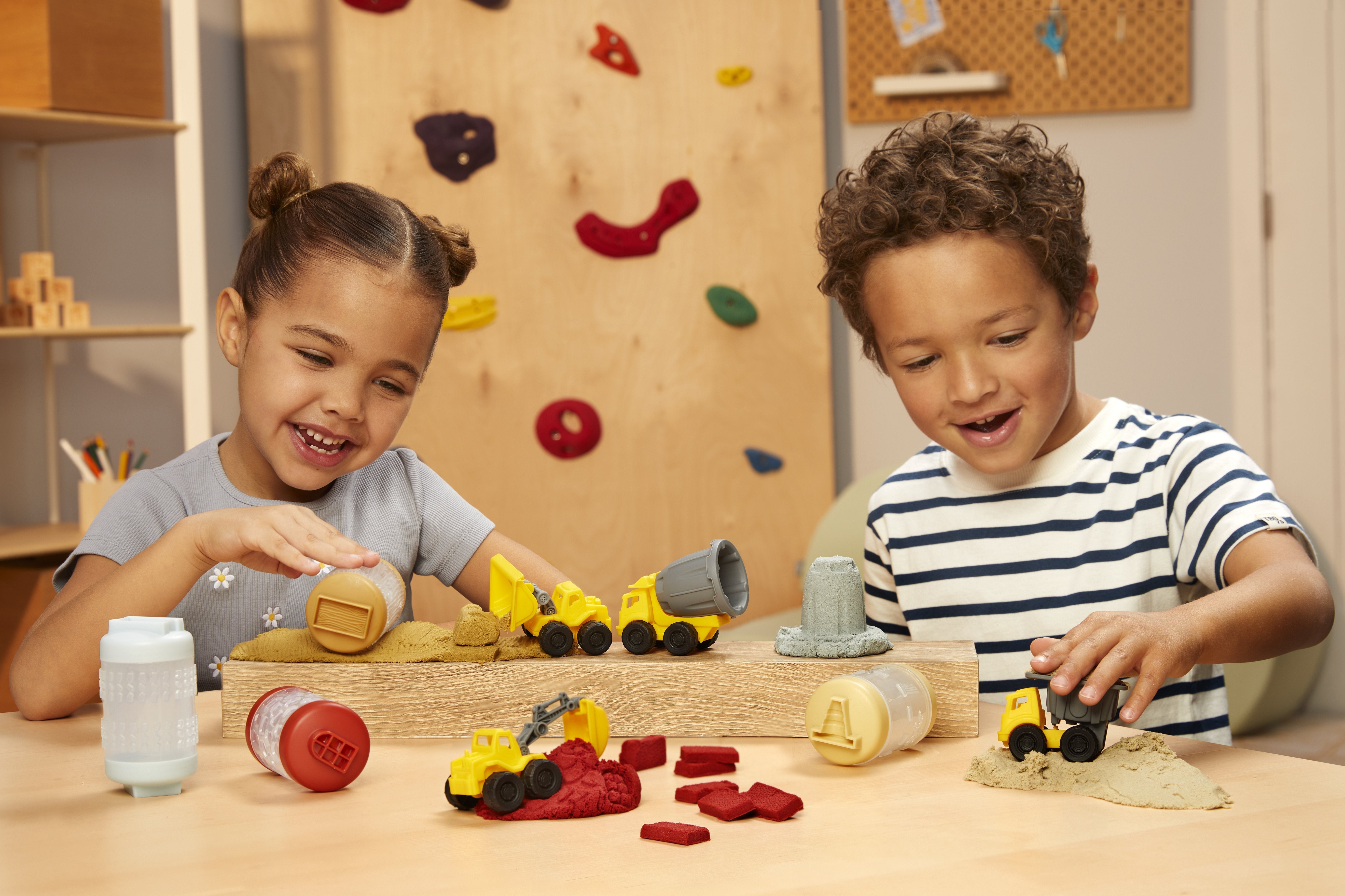 EAN 0035051532927 - MGA Entertainment Wonder Factory Never Dry Sand Construction Trucks - Brown + Front Loader imagen 5