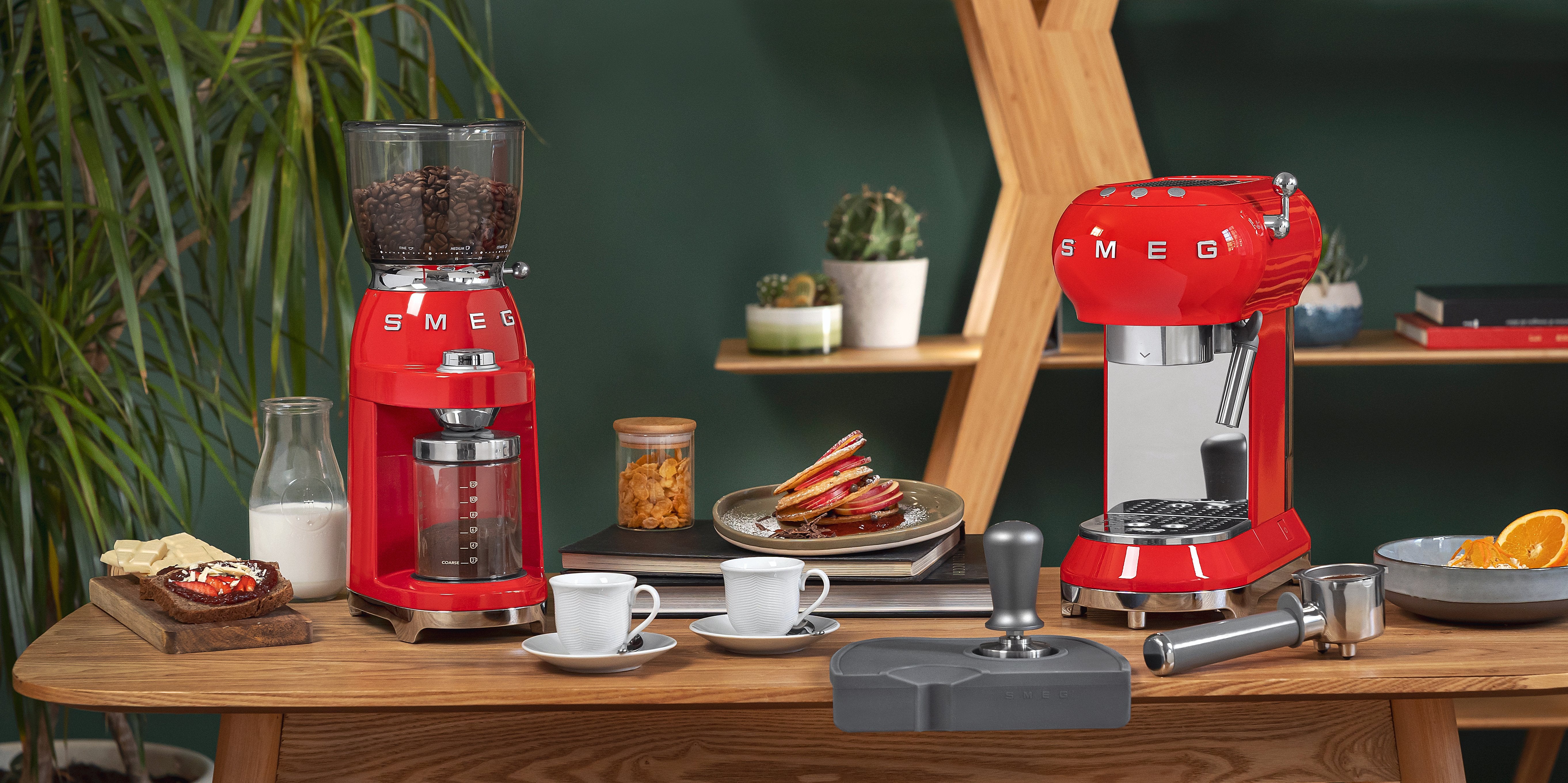 EAN 8017709318000 - Smeg CGF11RDEU molinillo de café 150 W Rojo imagen 7