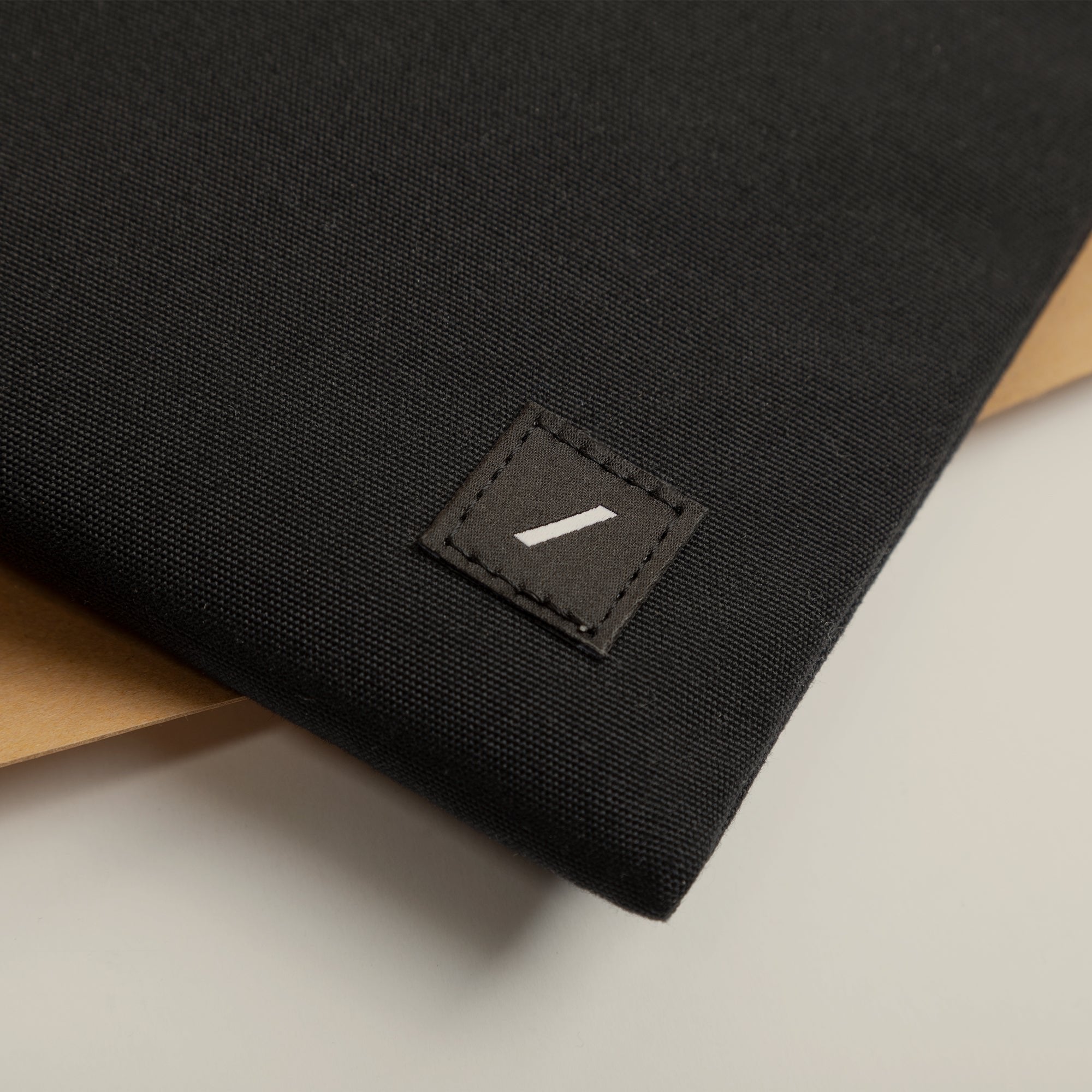 EAN 4895200447986 - Native Union W.F.A 35,6 cm (14") Funda Negro imagen 3