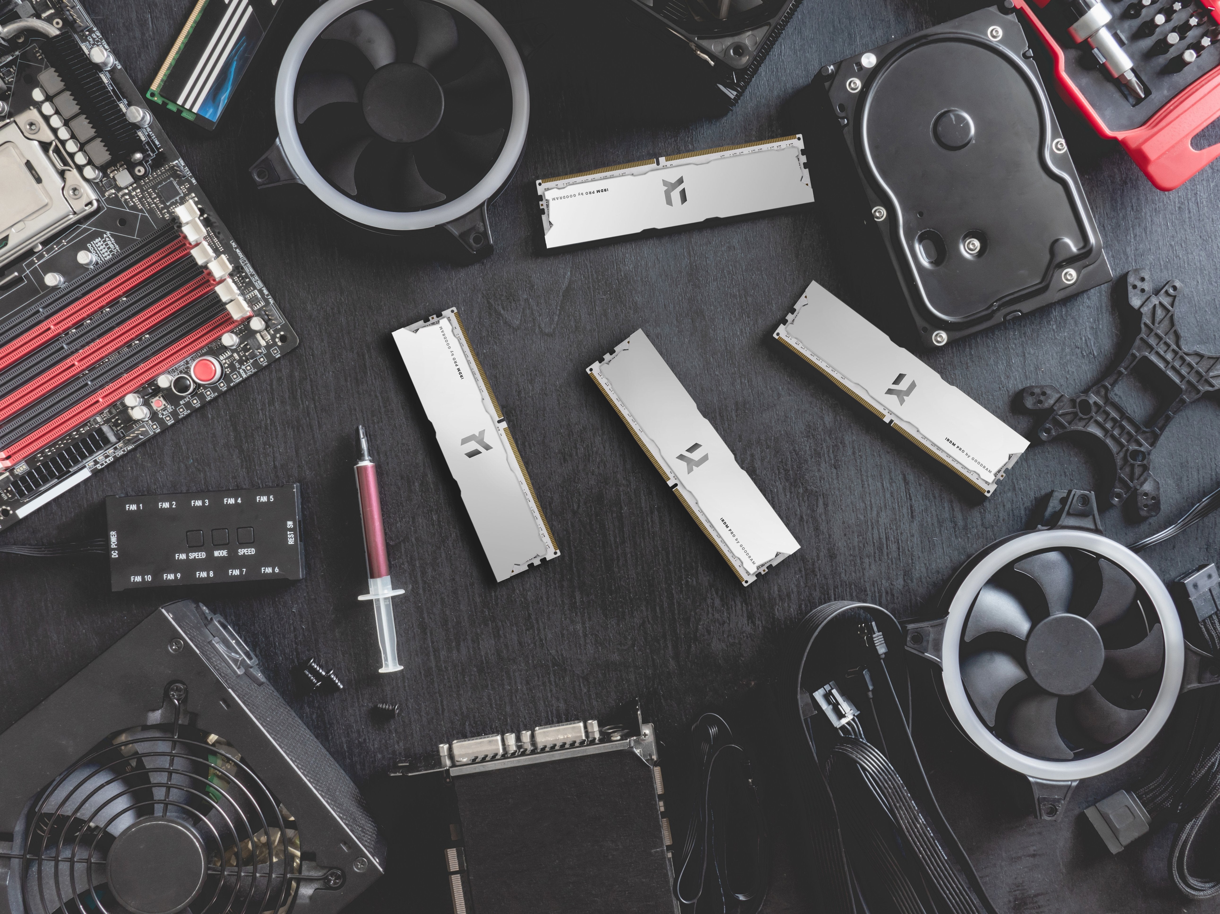 Memoria Ddr4 Gaming Goodram 8gb 4000mhz Pc4 32000 Cl 18 Irdm Pro White 1.35v