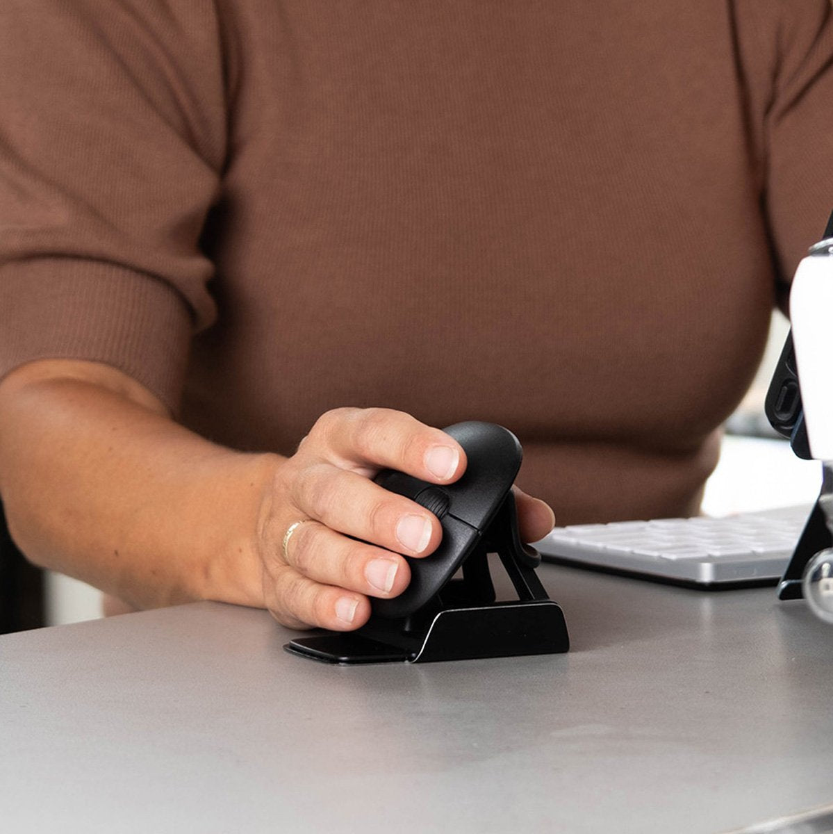 EAN 8719274491927 - R-Go Tools RGOTWBMWLBL ratón Oficina Ambidextro Bluetooth + USB Type-A Óptico 2400 DPI imagen 4