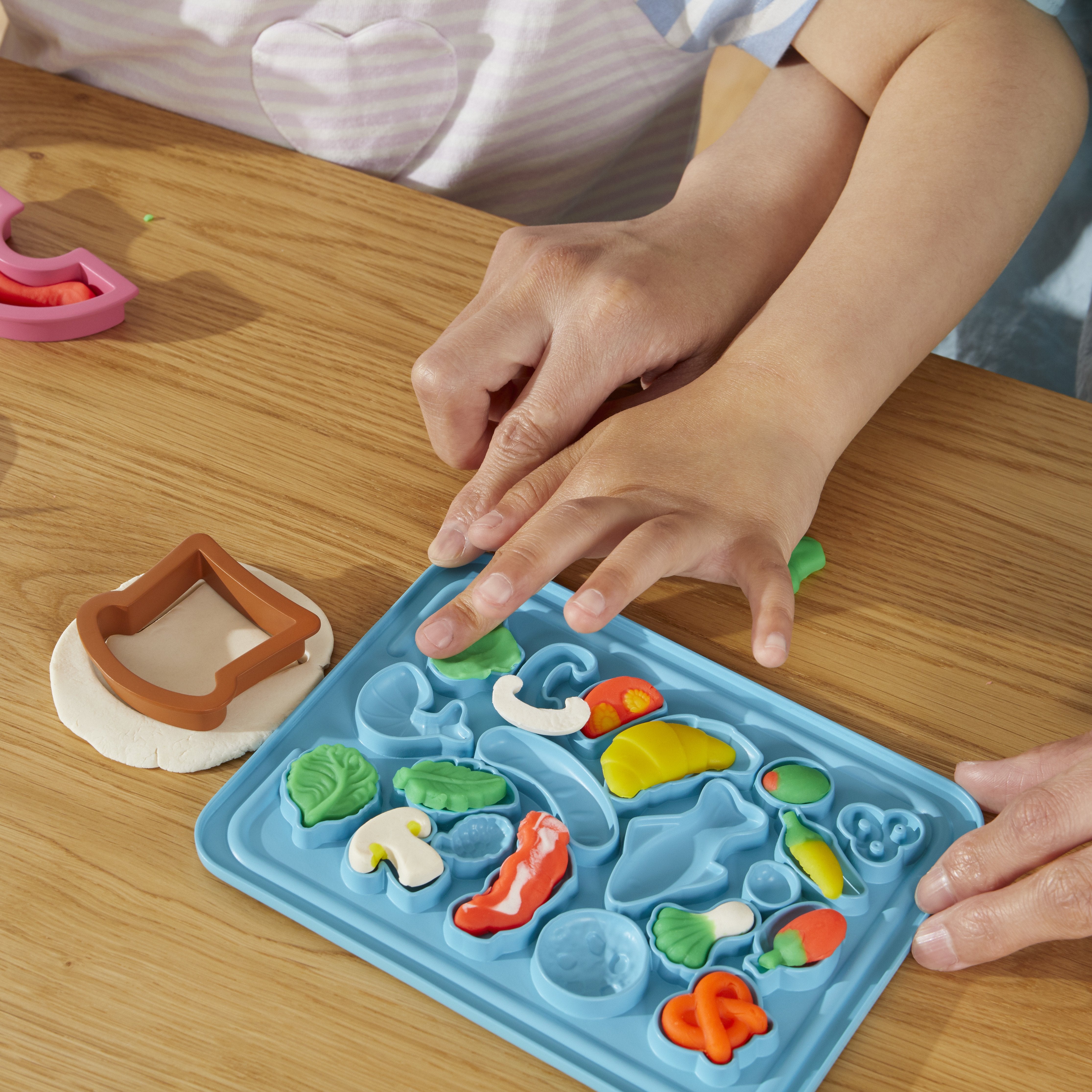 Hasbro Play-Doh Little Chef Starter Kit, Amasar F69045l0