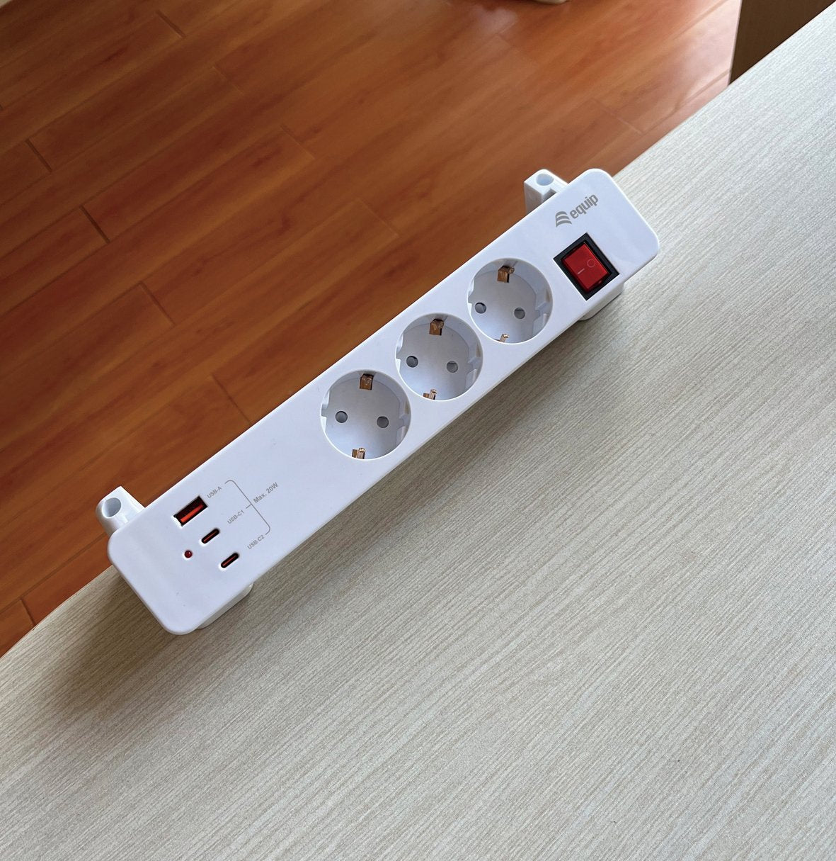 Regleta Alimentacion Equip 245556 Con Abrazadera 3 Tomas Schuko 2xusb-C 1xusb-A 20w Blanco