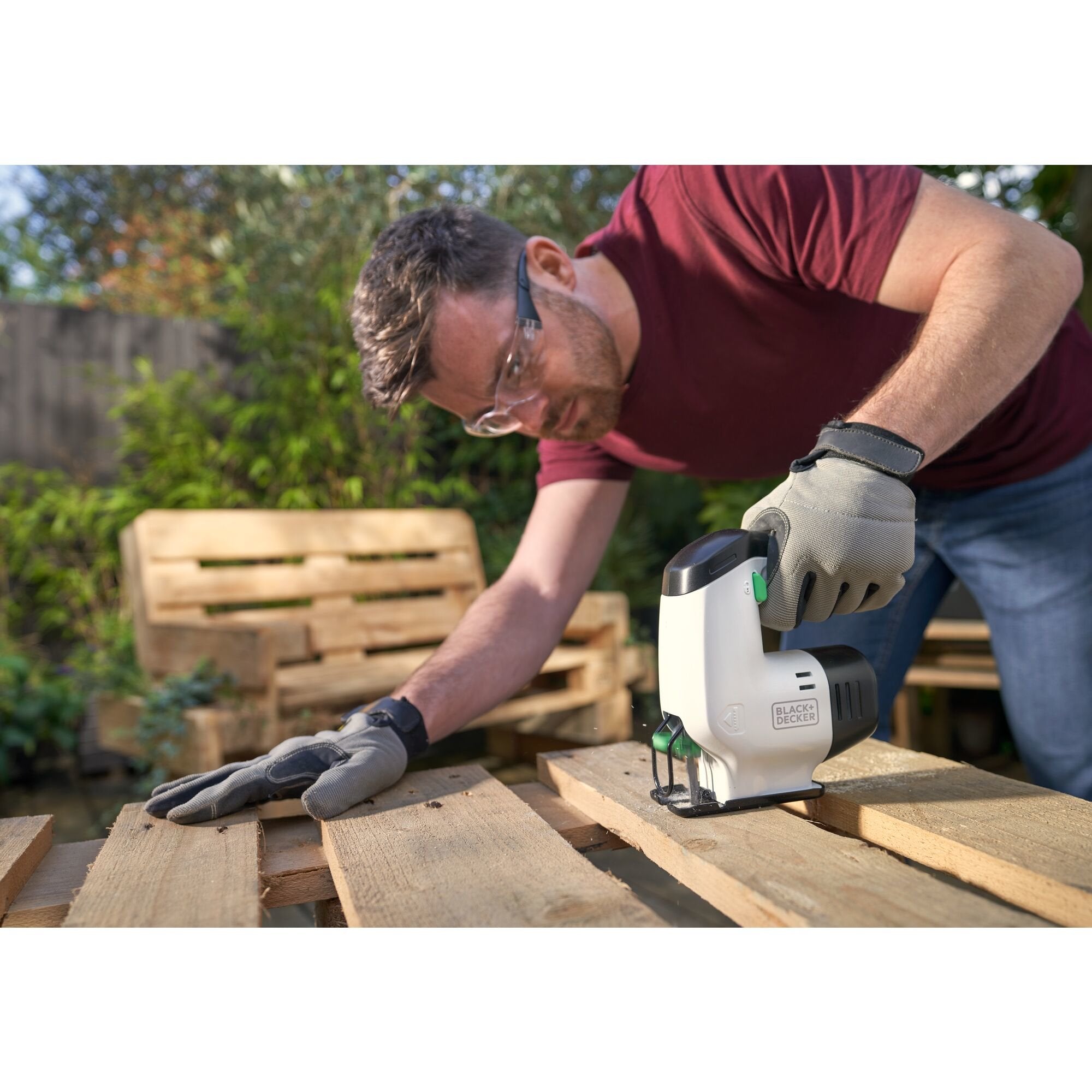 Sierra De Calar Inalámbrica Black+Decker Reviva, 12 Voltios Blanco/Negro, Batería Integrada 1,5 Ah Revj12c-Qw