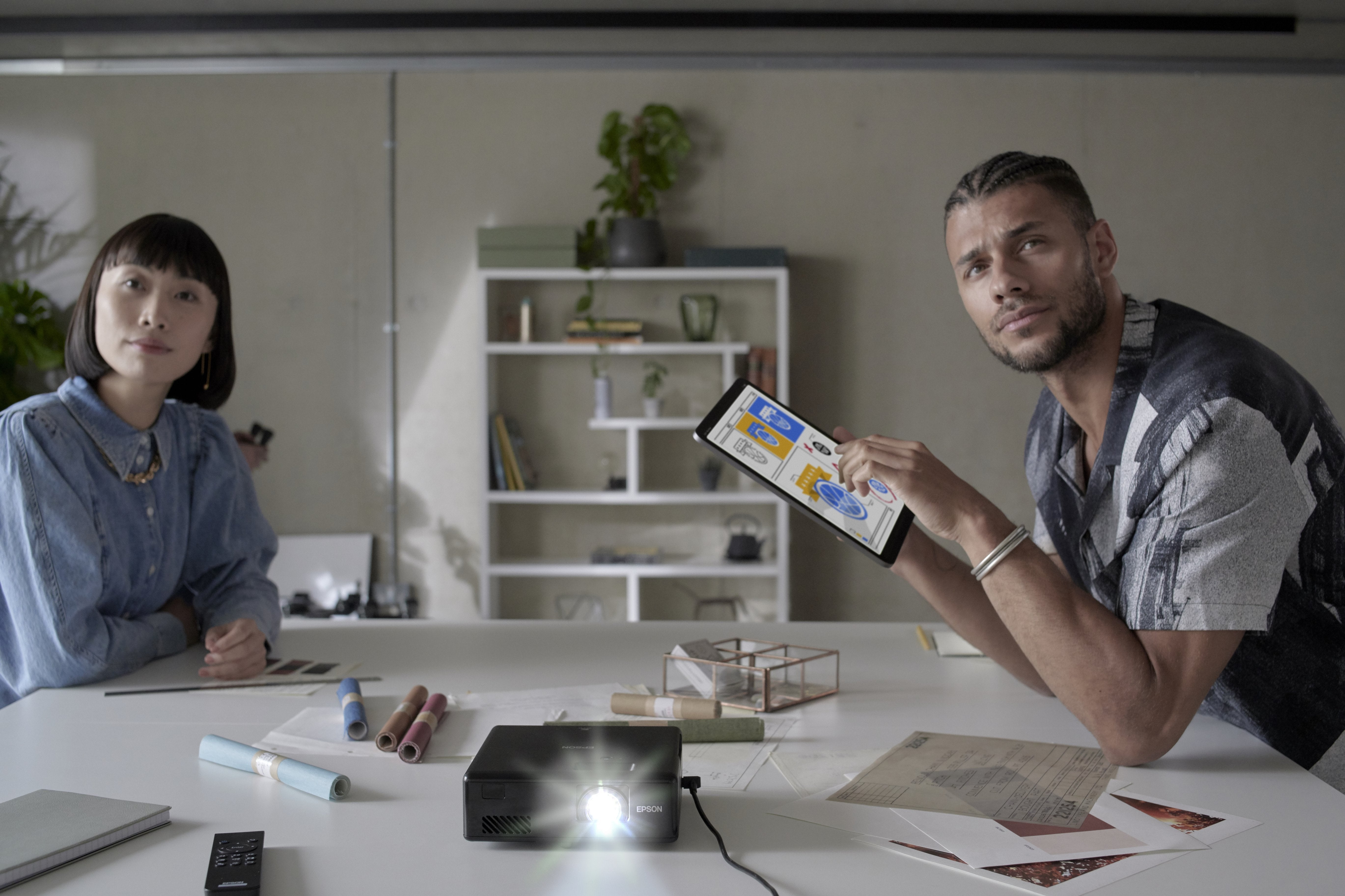 Proyector Epson Multimedia Ef-11  Láser 3lcd Compacto