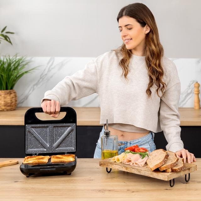 Sandwichera Cecotec Rock'Ntoast Classic +. 800 W, 2 Sándwiches Con Acabados En Acero Inoxidable, Placas Triangulares Con Revestimiento Antiadherente, Libre De Pfoa, Asa Tacto Frío